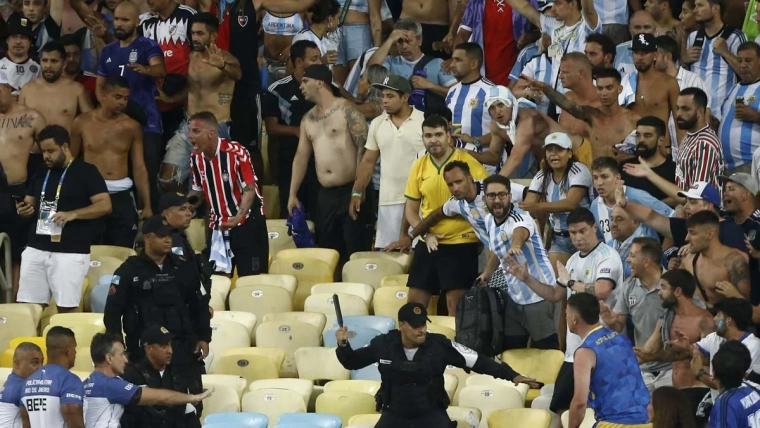 Maior clássico mundial é marcado por brigas na arquibancada e paralisação do jogo