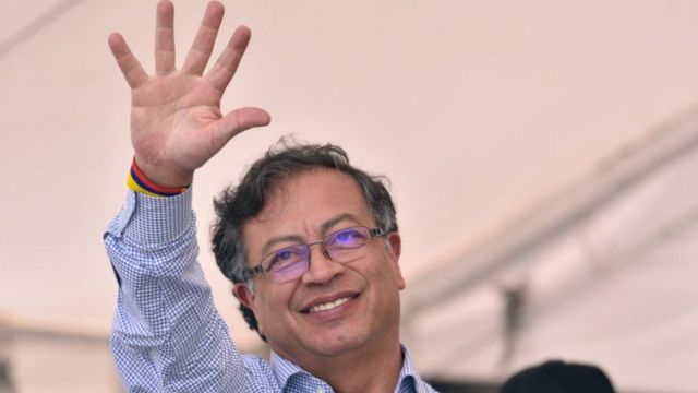 Presidente de Colombia destituye a Comisionado para la Paz tras crisis en negociaciones con guerrilla