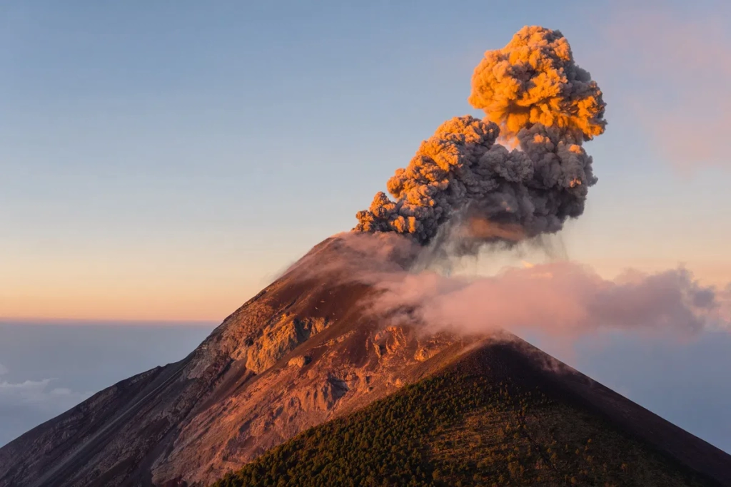 Erupção do Vulcão de Fogo na Guatemala Força Evacuação de Centenas de Pessoas