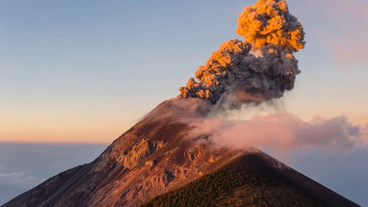 Erupción del Volcán de Fuego en Guatemala Obliga a Evacuar a Cientos de Personas